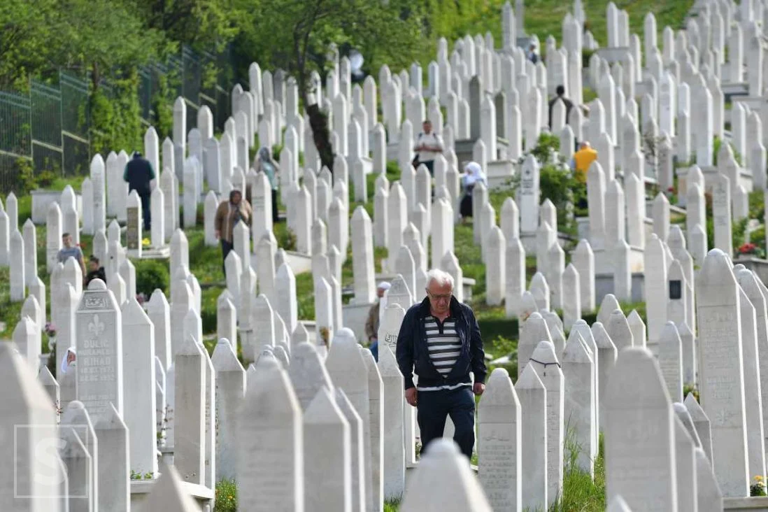 Porodice obilaze mezare šehida – onih koji su živote dali za domovinu i slobodu