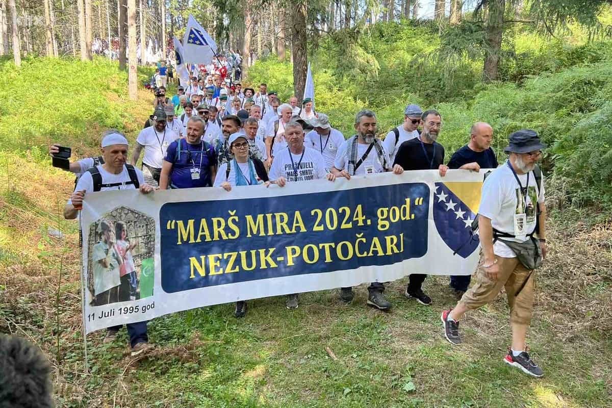 Marš mira krenuo ka Potočarima: Među hiljadama učesnika i ljudi iz Amerike i Australije