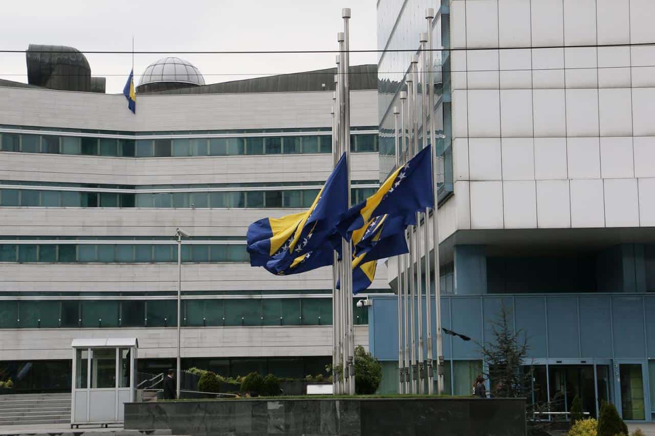 U Federaciji BiH je danas Dan žalosti zbog trostrukog ubistva u Sanskom Mostu
