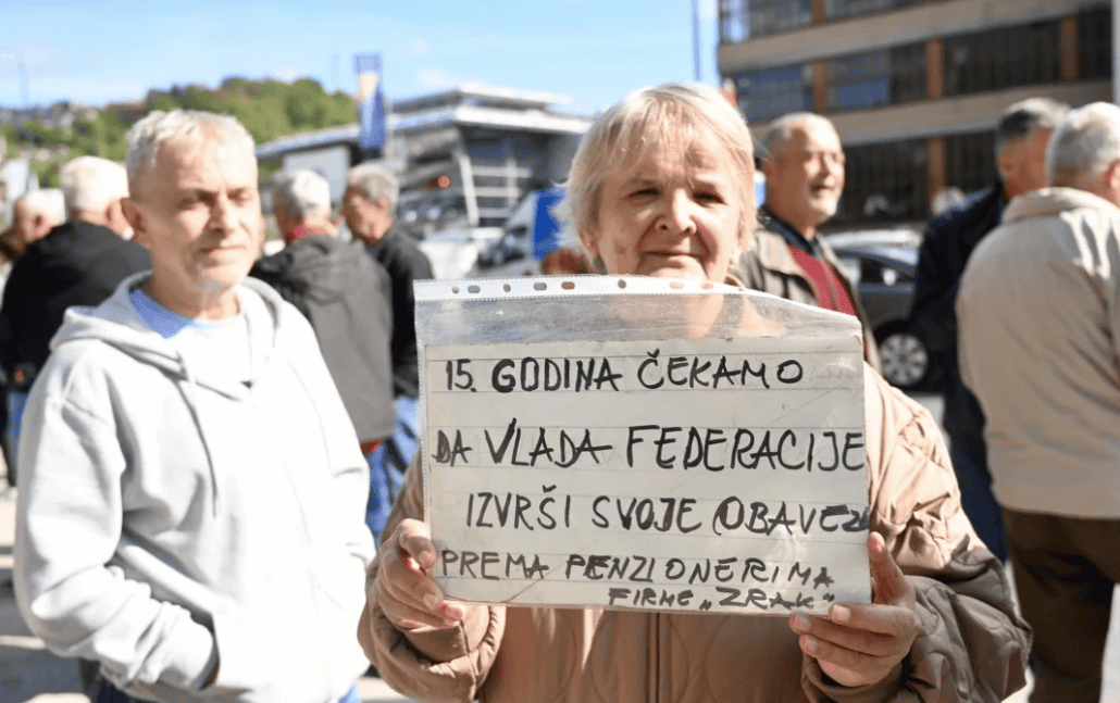 Penzioneri već stigli pred zgradu Vlade FBiH sa porukom: “Siti smo svega, a gladni hljeba”