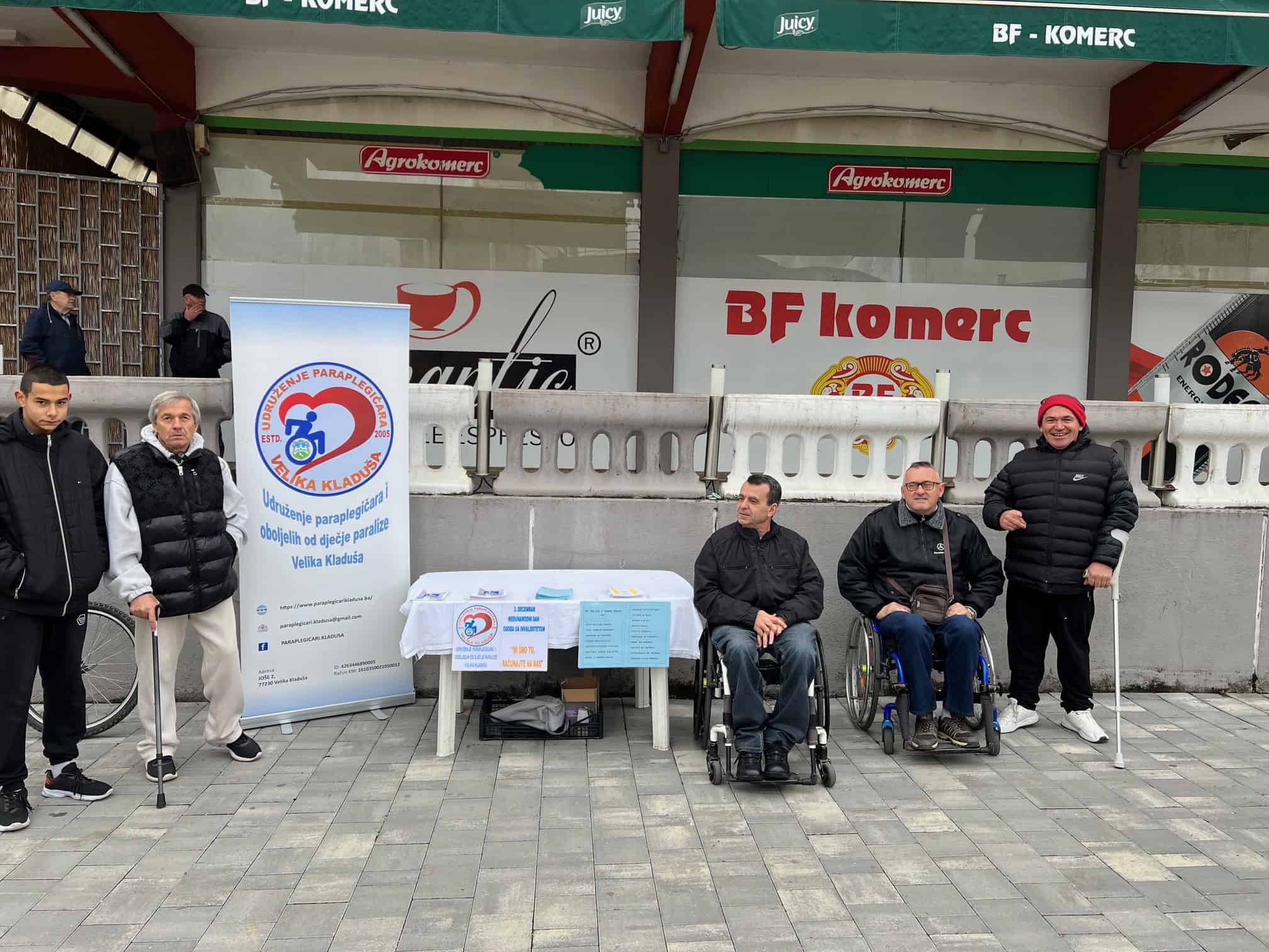 Ulična akcija „Mi smo tu, računajte na nas“ u Velikoj Kladuši