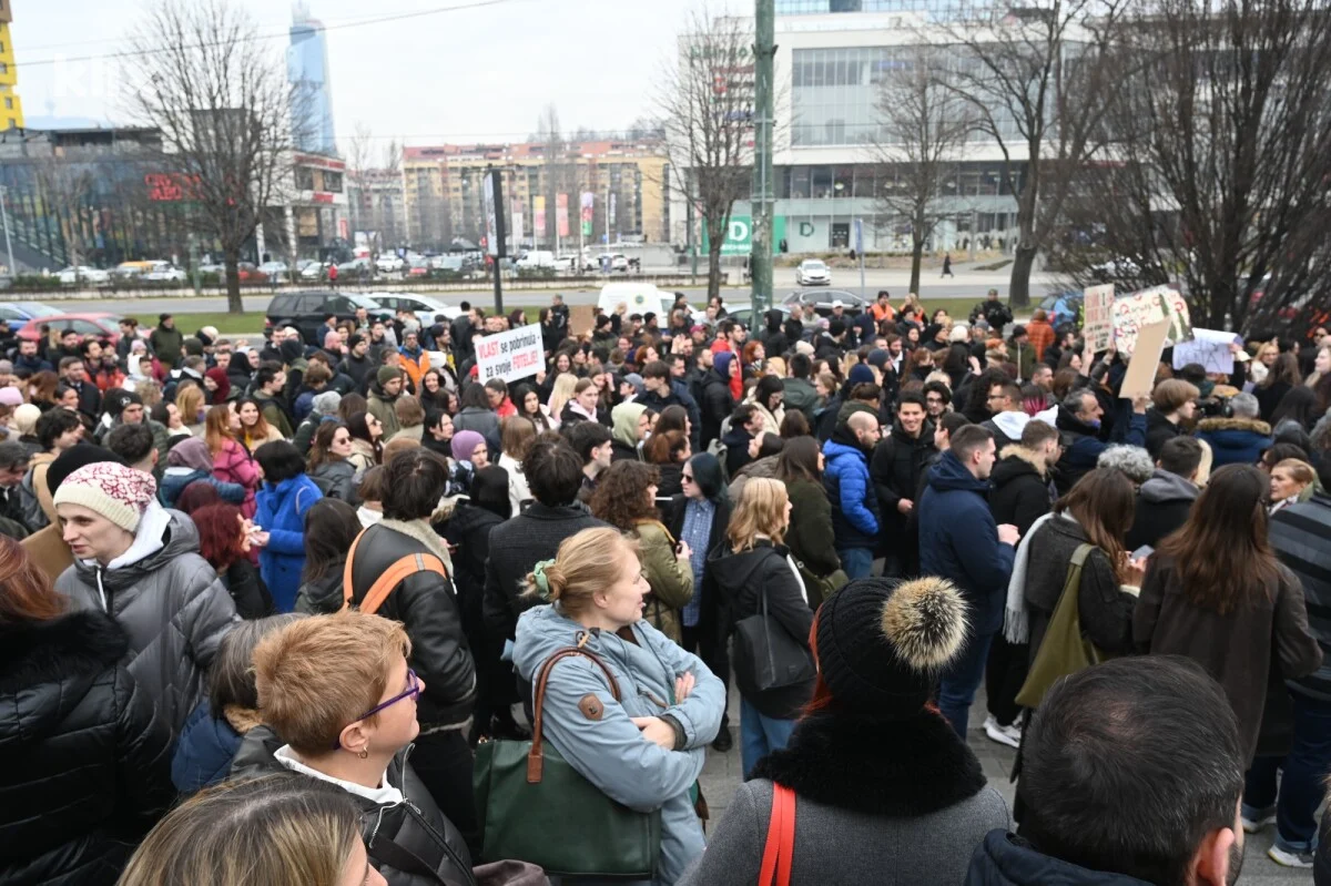 Pratite proteste građana ispred Parlamentarne skupštine BiH, imaju osam zahtjeva