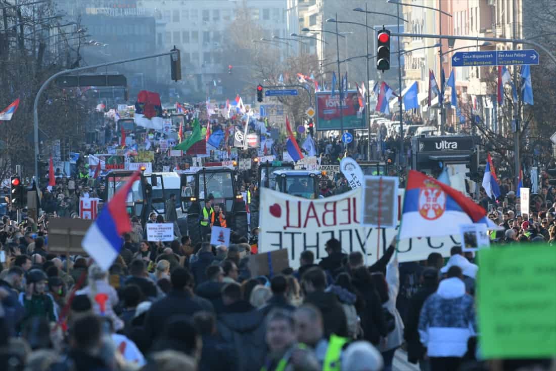 Desetine hiljada ljudi se okupljaju na blokadama novosadskih mostova