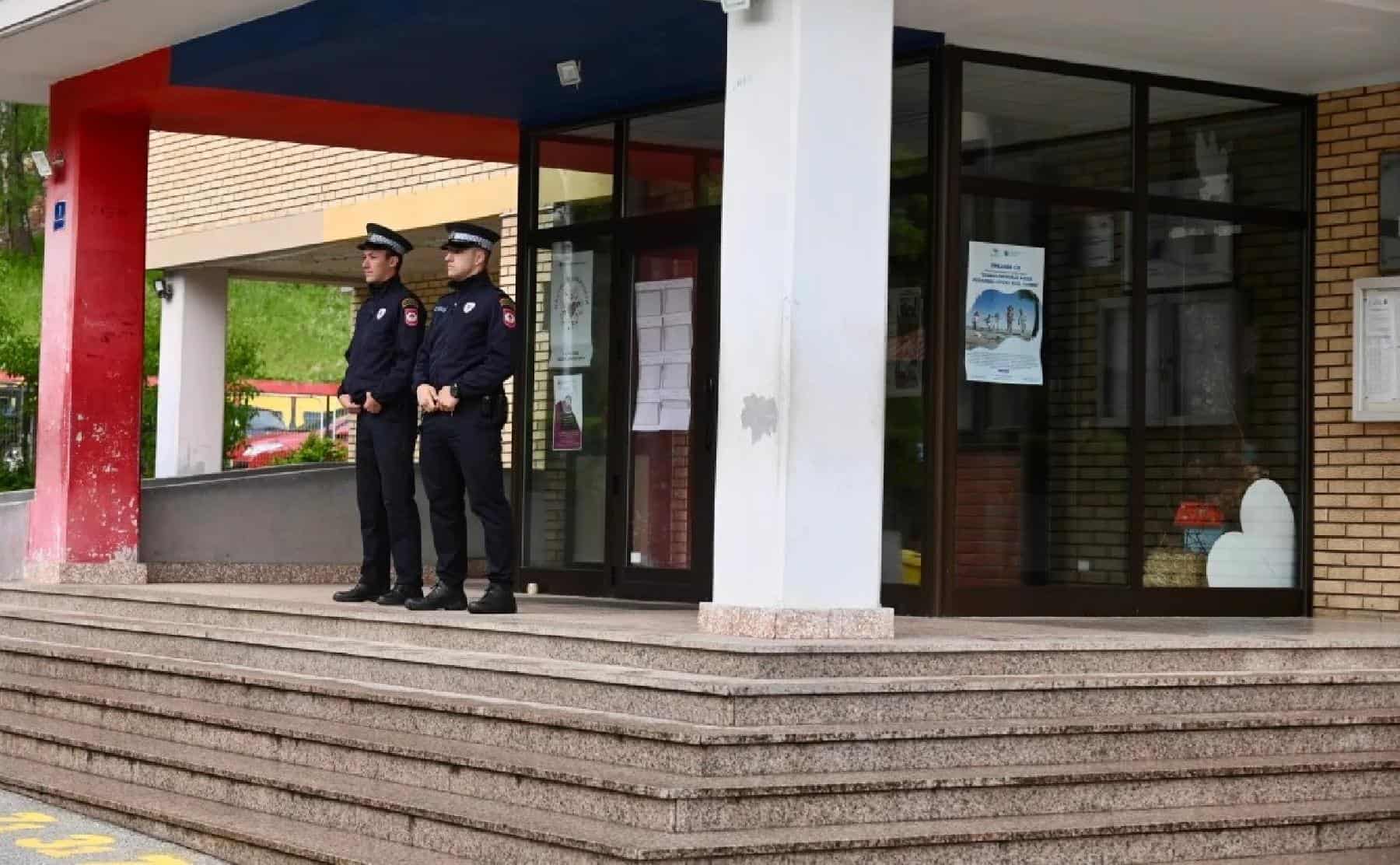 Istočno Sarajevo: Policajci ispred osnovne škole nakon zastrašujuće poruke u učionici
