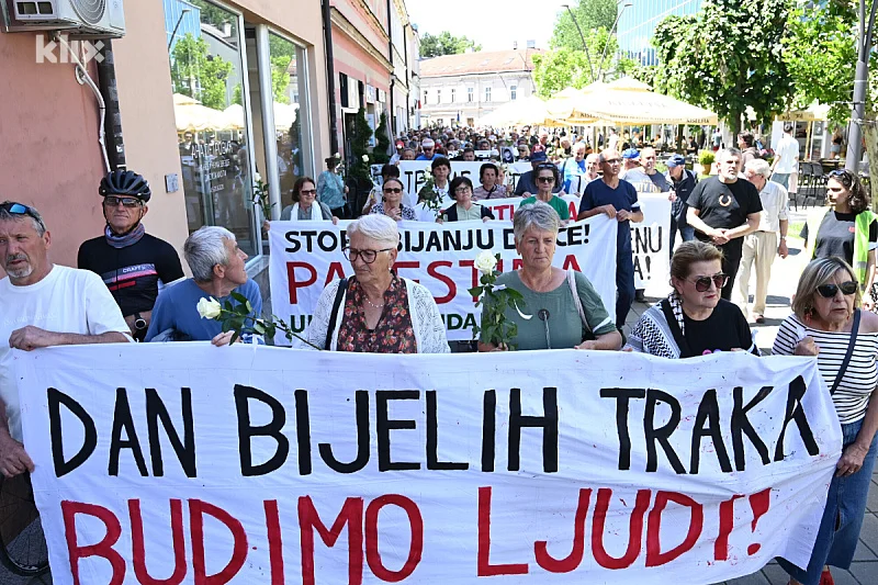 Dan bijelih traka u Prijedoru: Sjećanje na 3.176 žrtava i borba za spomenik ubijenoj djeci