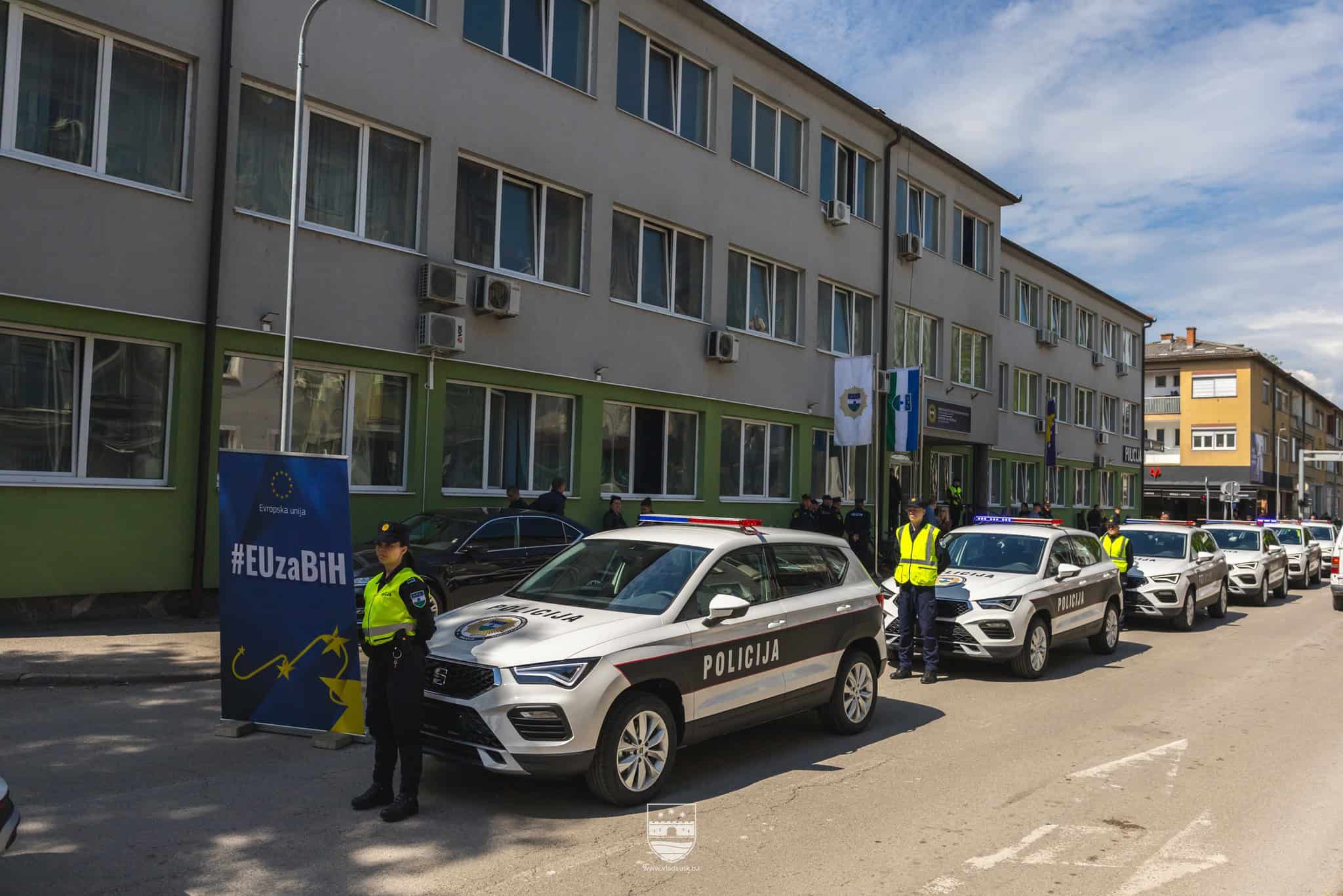 EU i IOM uručili 7 SUV vozila policiji USK-a