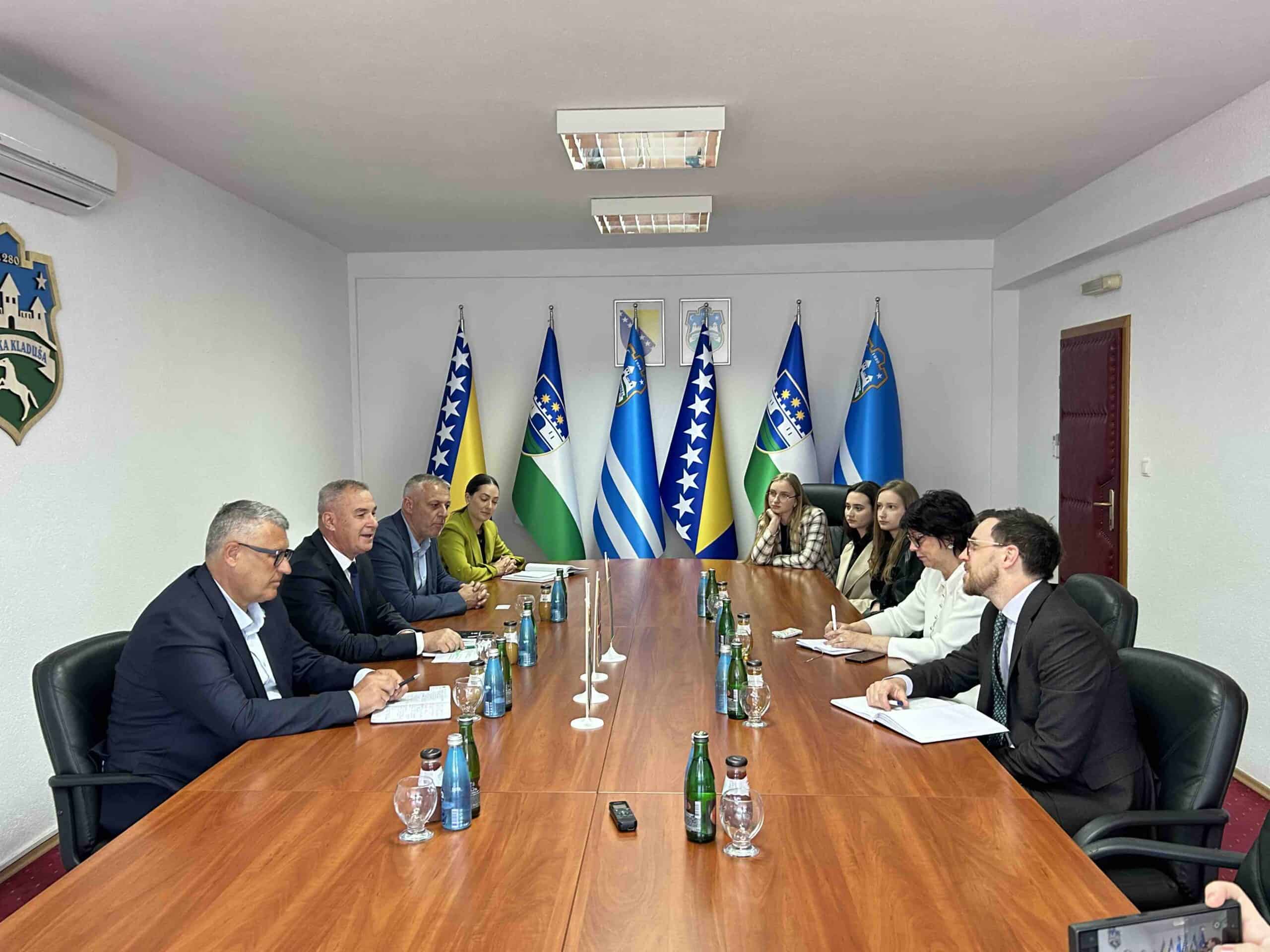 Šef odsjeka za politiku Britanske ambasade u BiH Ed Miles boravio je danas u posjeti Velikoj Kladuši