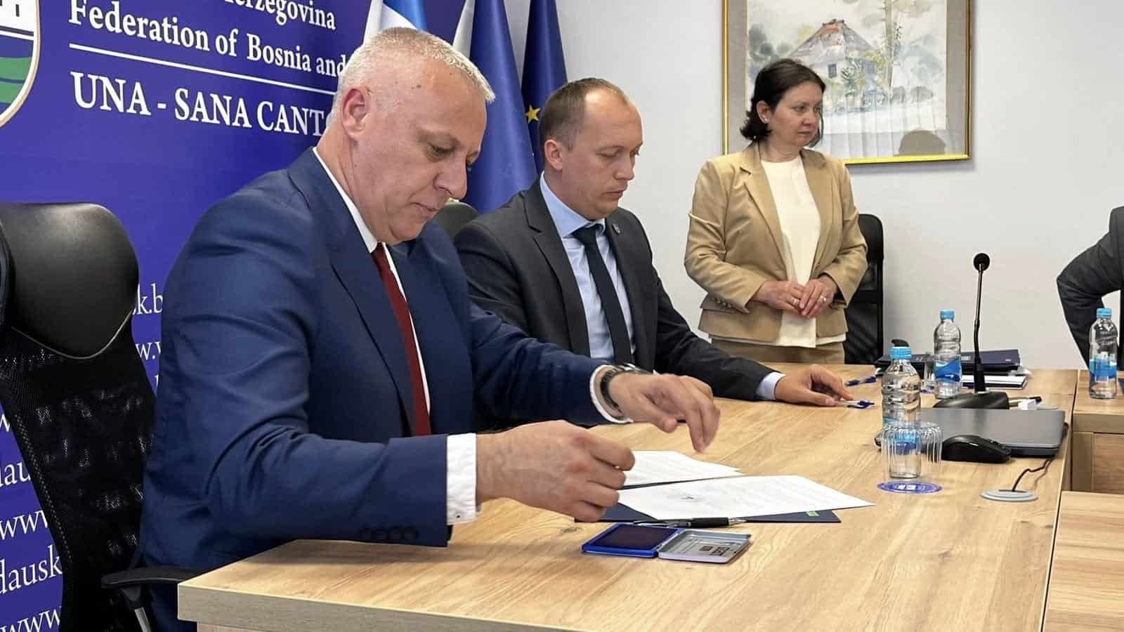 Velika Kladuša korak bliže novoj poslovnoj zoni: Potpisan ugovor vrijedan 300.000 KM za “Šumatačke luke”