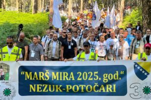 Marš mira krenuo prema Potočarima: Više od 6.600 ljudi pješači 100 kilometara u sjećanje na žrtve genocida