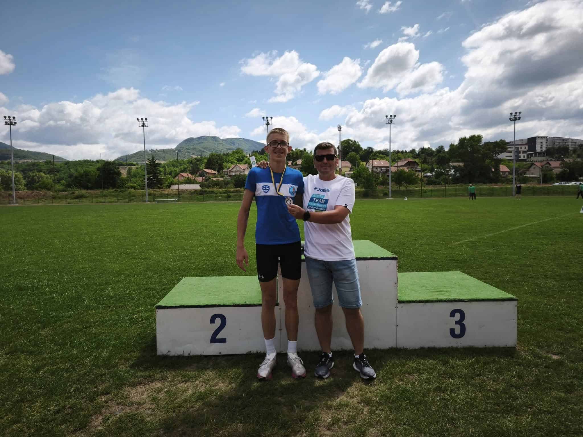 Harun Hušidić s ponosom nosi zastavu BiH i Velike Kladuše na EYOF-u 2025.