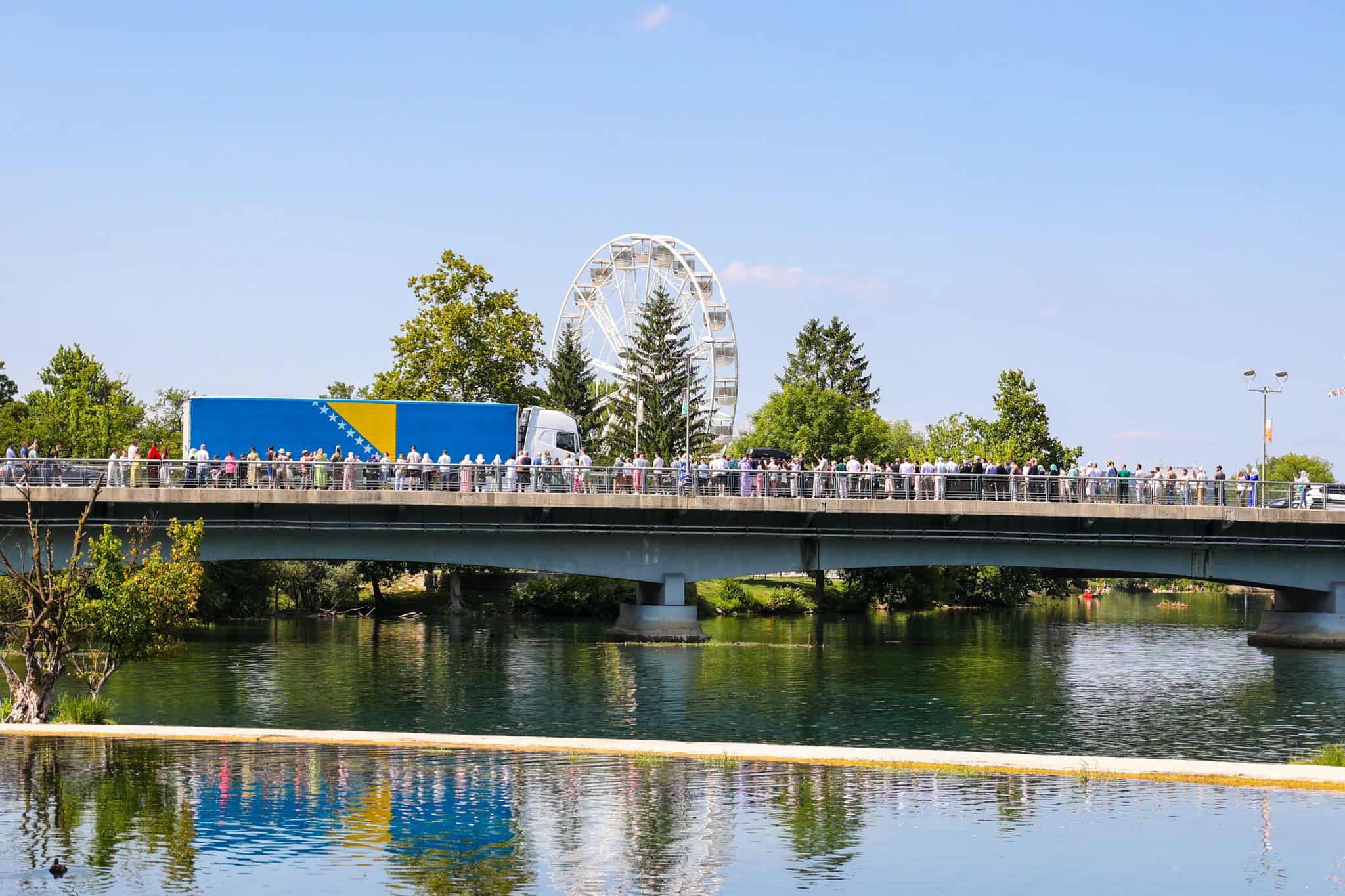 Bihać odao počast: Sedam tabuta krenulo prema memorijalnom centru u Kamičanima