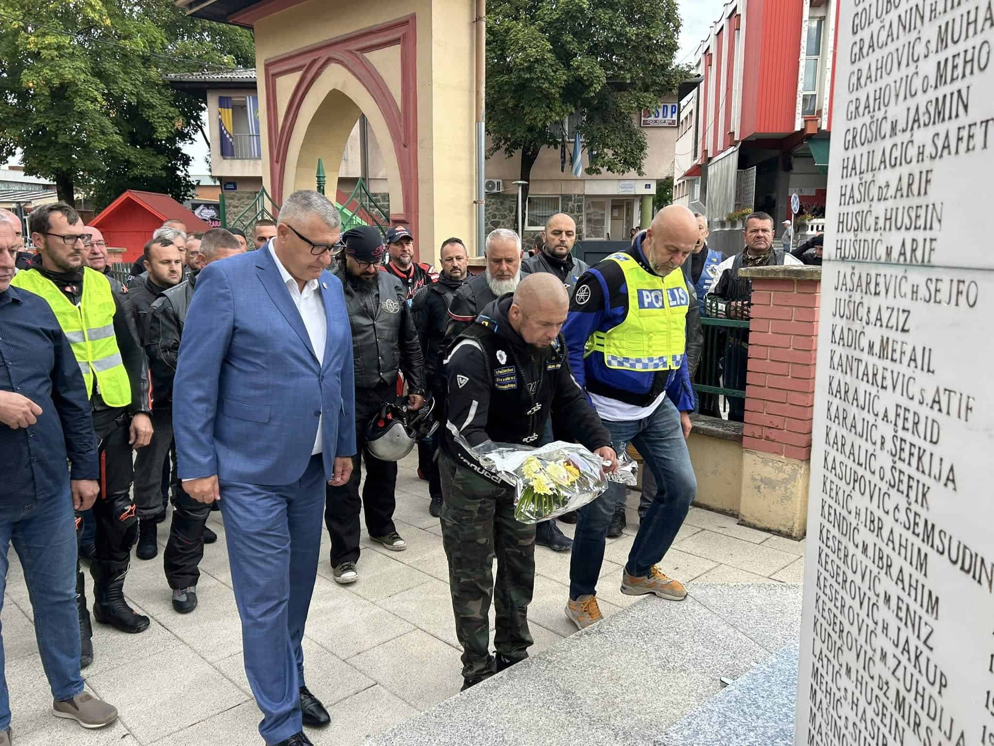Moto maraton “Dani slobode USK” započeo polaganjem cvijeća u Velikoj Kladuši