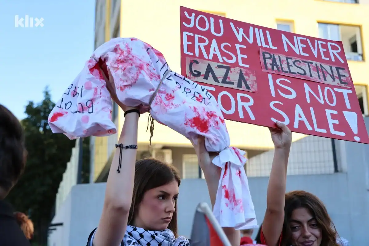 Hadžići su danas u crvenom: Građani ustali za Gazu uz zvukove otpora i snažnu poruku “Zaustavite genocid”