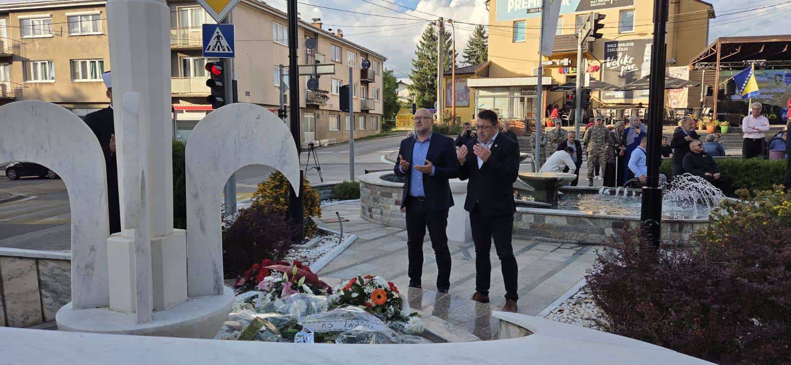 Premijer Hušić i ministar Tutić odali počast braniteljima u Bosanskom Petrovcu