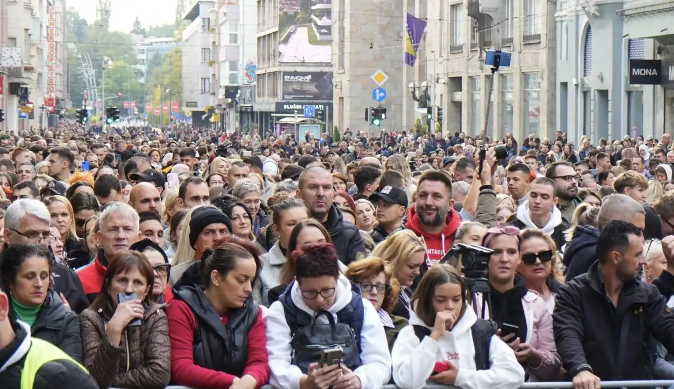 Skup u čast Halidu Bešliću: Više od 15.000 građana pred Vječnom vatrom
