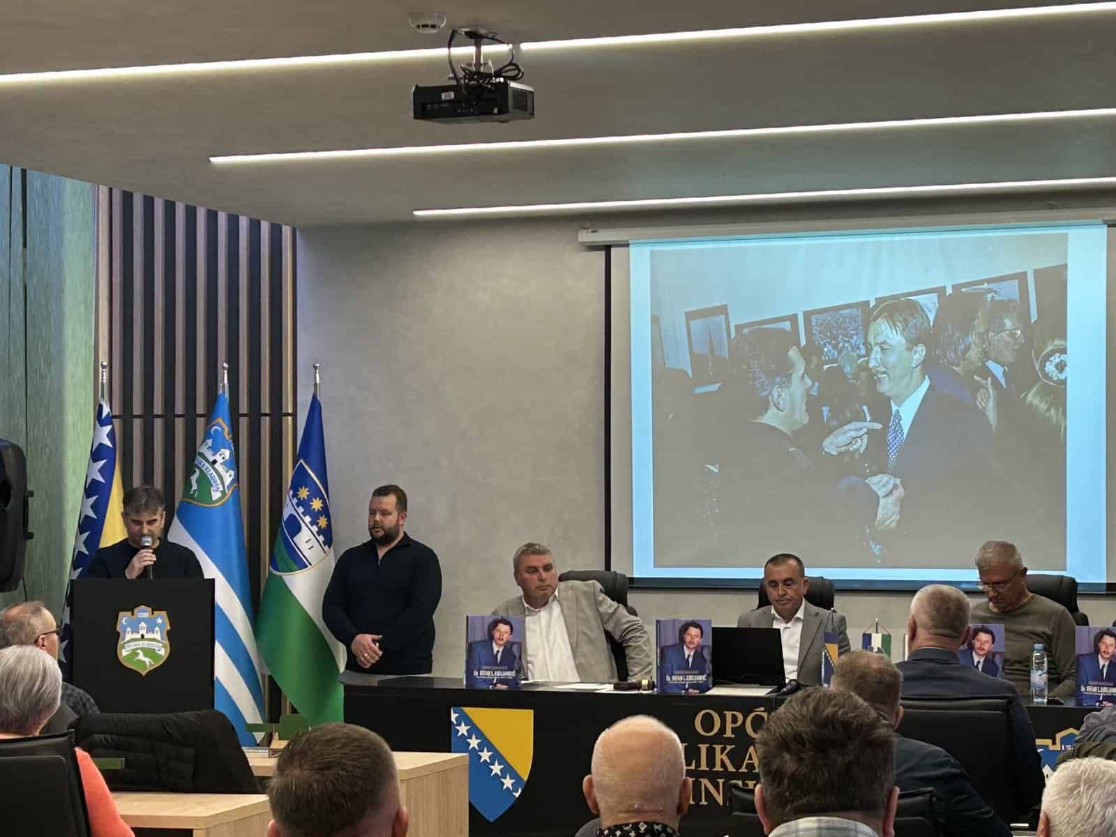 U Velikoj Kladuši održana promocija knjige “Dr. Irfan Ljubijankić – politička biografija 1990-1995.”