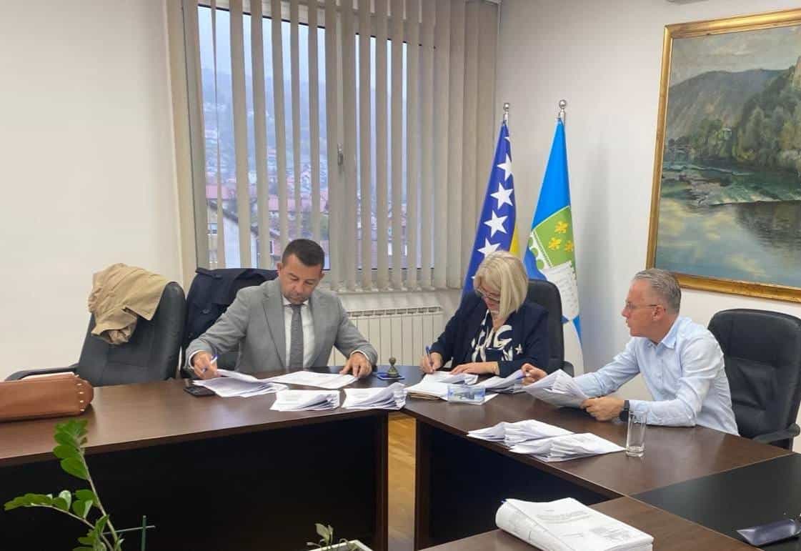 Nova podrška poljoprivrednicima u Bosanskoj Krupi – potpisani ugovori o zakupu državnog zemljišta