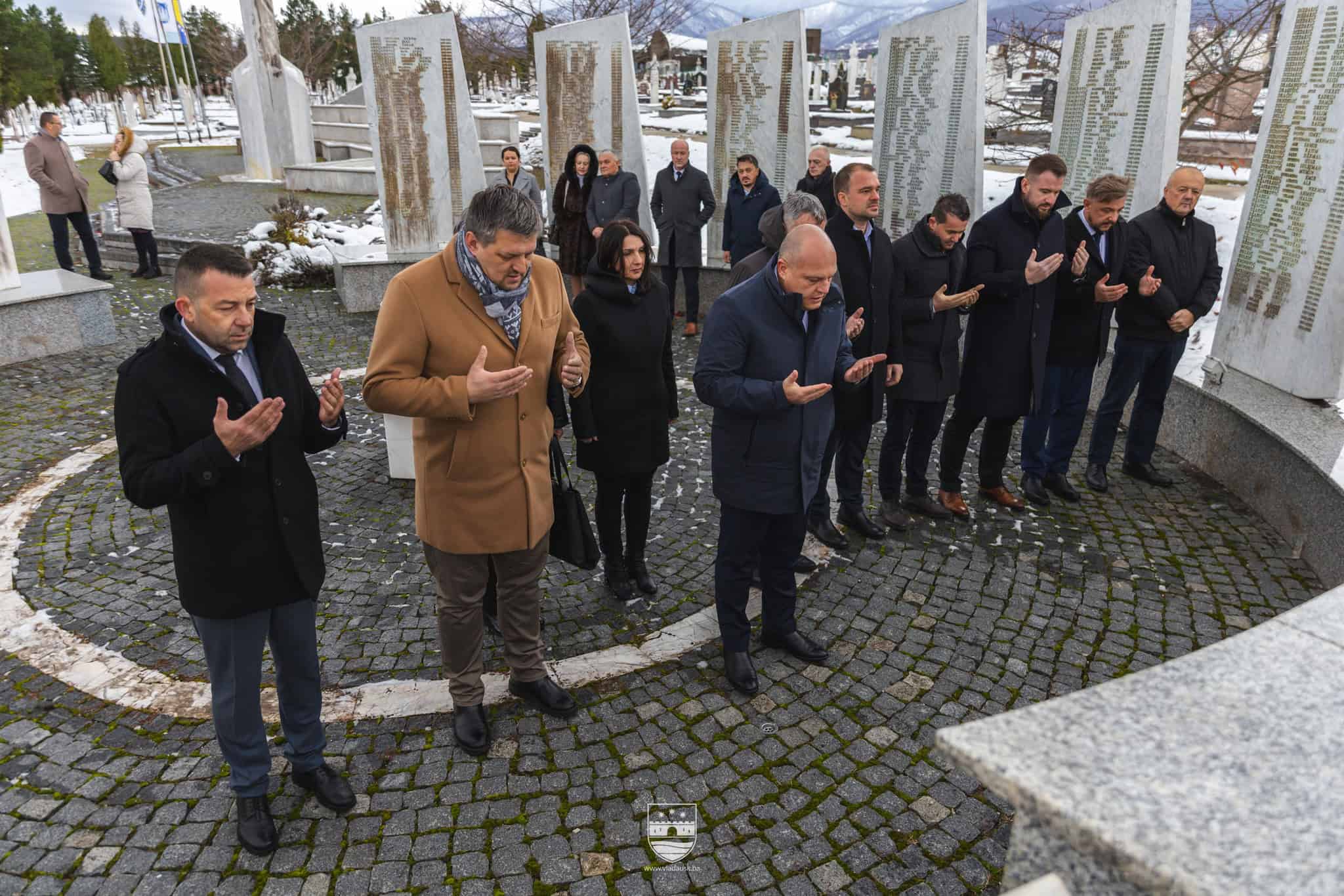 Delegacija USK odala počast braniteljima povodom Dana državnosti BiH