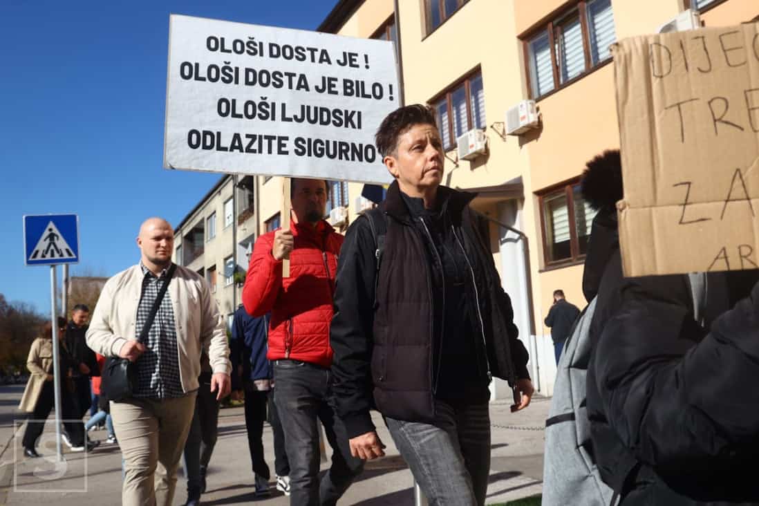 Građani na ulicama Tuzle, poslali poruku vlastima: “Ološi dosta je, odlazite sigurno!”