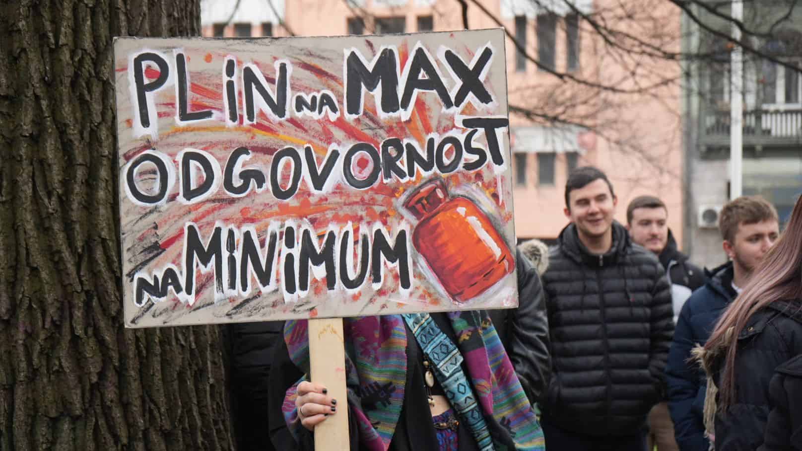Studenti započeli protest ispred Vlade KS: Ugrožen život 550 studenata
