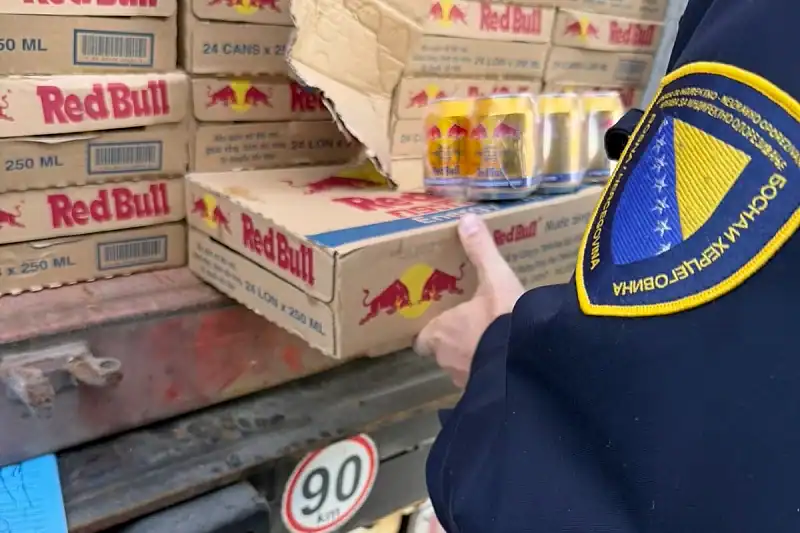 Carinici u BiH zaplijenili 69.600 limenki krivotvorenog Red Bulla