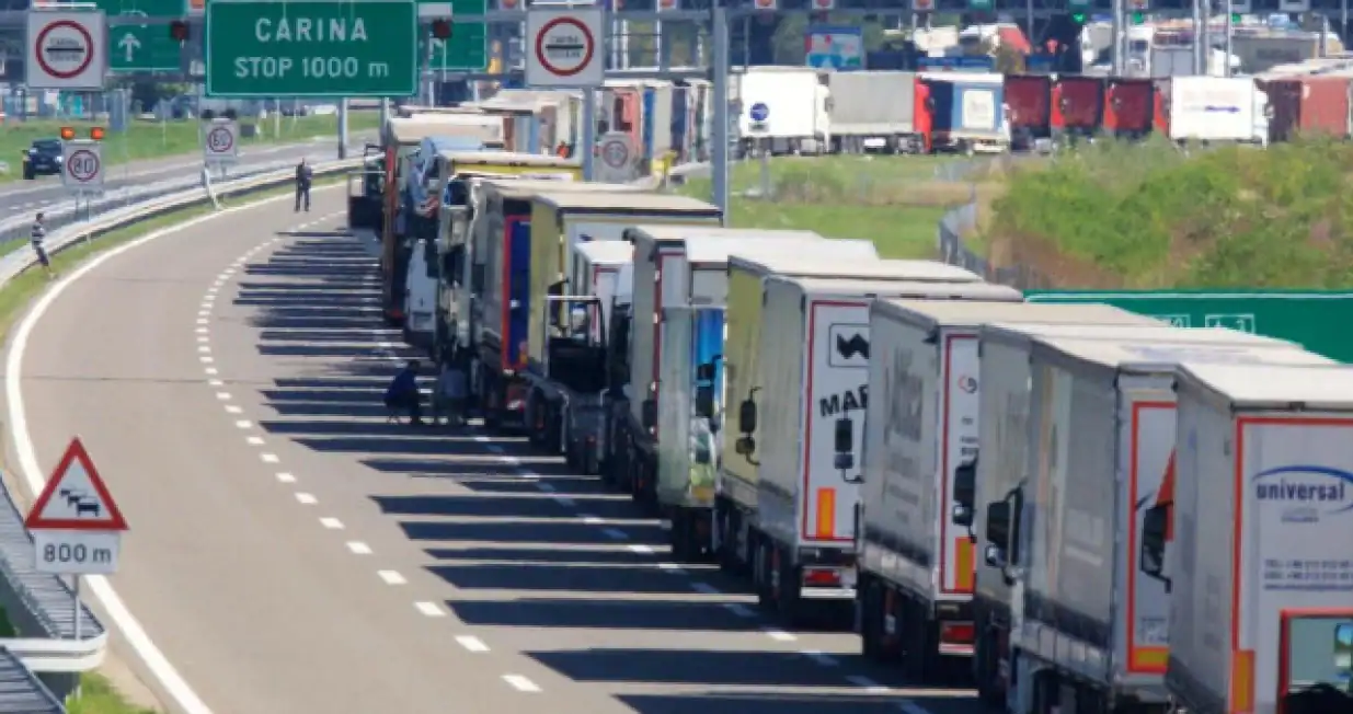 Prijevoznici će u ponedjeljak u 12 sati blokirati transportne granične prelaze prema EU