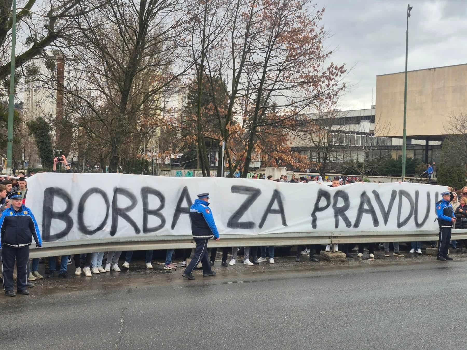 Protest na mjestu tragedije u centru Sarajeva: Koliko će puta djeca plaćati cijenu nečijeg nemara