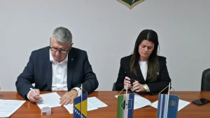 Potpisani ugovori za izgradnju puteva u MZ Podzvizd i MZ Polje