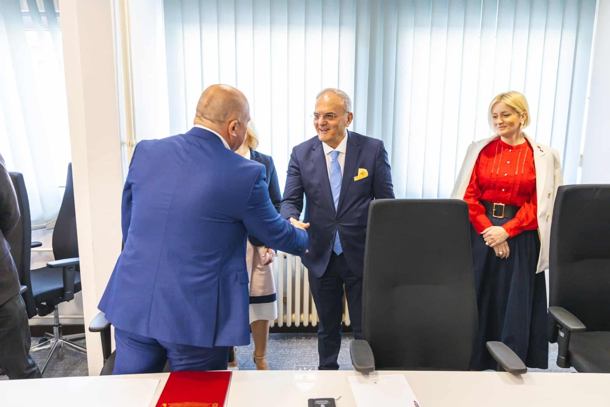 Podrška pravima manjina: Delegacija Albanaca i ambasador Berishaj kod premijera USK