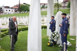 Delegacije položile cvijeće na mezar prvog predsjednika RBiH Alije Izetbegovića povodom 9. maja