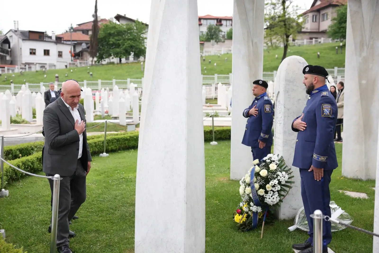 Delegacije položile cvijeće na mezar prvog predsjednika RBiH Alije Izetbegovića povodom 9. maja