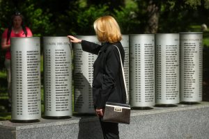 “Danas bi bili očevi i majke”: Brojne delegacije i građani odali počast ubijenoj djeci opkoljenog Sarajeva