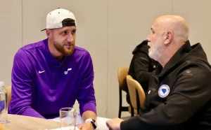 Jusuf Nurkić uručio poseban poklon Sergeju Barbarezu: “Selektore, hvala ti na svemu”