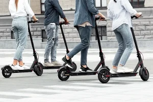 Električni romobili više neće biti “divlji” učesnici saobraćaja: Stižu nova pravila i kazne, u planu i identifikaciona naljepnica