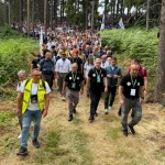Marš mira krenuo ka Potočarima: Više od šest hiljada osoba korača trasom kojom se bježalo od smrti