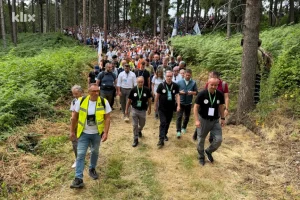 Marš mira krenuo ka Potočarima: Više od šest hiljada osoba korača trasom kojom se bježalo od smrti