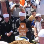 Veliki broj ljudi na Vlakovu: Klanjana dženaza generalu Ramizu Drekoviću