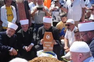 Veliki broj ljudi na Vlakovu: Klanjana dženaza generalu Ramizu Drekoviću