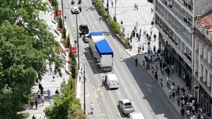 Suze u Sarajevu, kolona sa žrtvama genocida ispraćena iz Sarajeva za Potočare