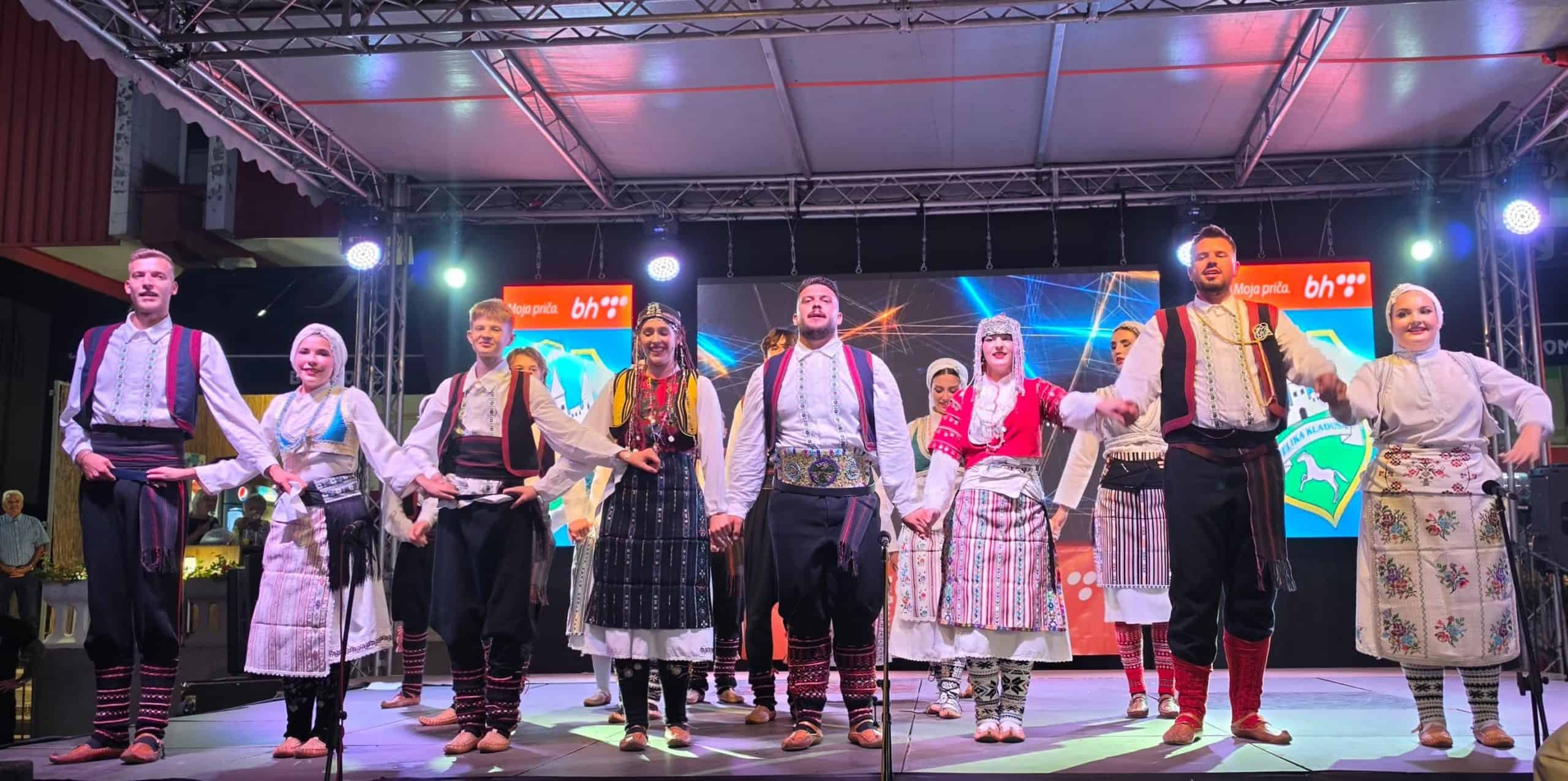 Krajiška sofra i smotra folklora oduševile posjetioce na “Kladuškom ljetu”