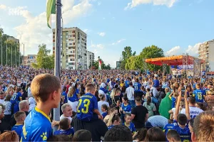 Alajbegović izazvao oduševljenje u Bugojnu, dočekali ga brojni navijači u dresovima BiH