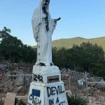 Vandalizam u Međugorju: Kip Gospe premazan crnom bojom, zapaljen oltar i ostavljena poruka