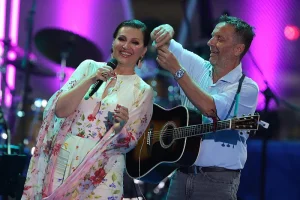 Nezaboravna večer u Veloj Luci u čast Olivera Dragojevića: 30.000 ljudi pjevalo uz Ninu Badrić i druge muzičare