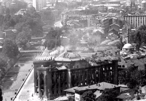 Na današnji dan prije 34 godine zapaljena je sarajevska Vijećnica i uništeno dva miliona knjiga