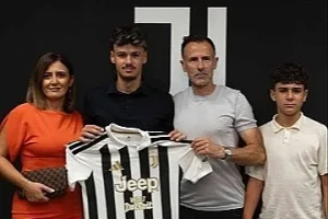 Kerim Alajbegović s dresom Juventusa pozirao s roditeljima i bratom: “Moj život”