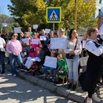 Roditelji protestovali ispred UKC-a Tuzla zbog odlaska ljekara: “Od sutra ne znamo ko će brinuti o našoj djeci”