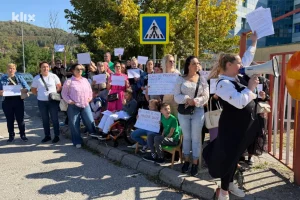 Roditelji protestovali ispred UKC-a Tuzla zbog odlaska ljekara: “Od sutra ne znamo ko će brinuti o našoj djeci”