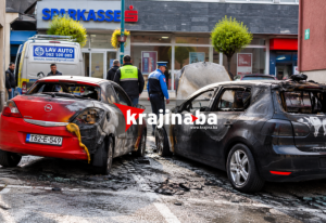 Drama u centru Bihaća: Golf potpuno izgorio, vatra zahvatila još dva vozila i zgradu