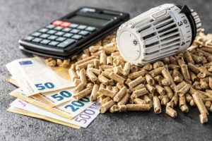 Pelet u Krajini i do 900 KM po toni: Građani ogorčeni, jeftiniji se čeka, a skuplji čeka kupce na pumpama